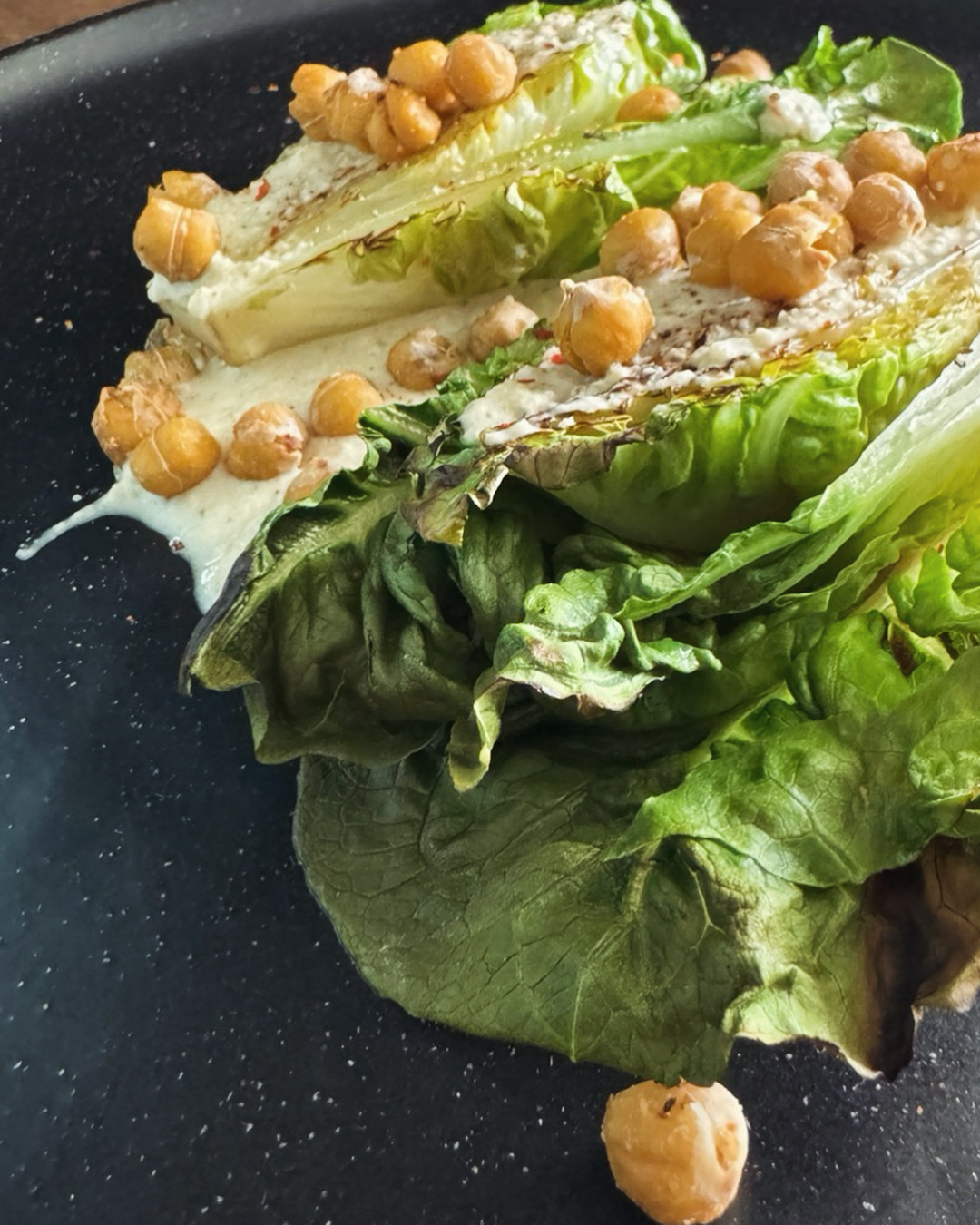 Caesar Salat mit knusprigem Kichererbsen-Topping