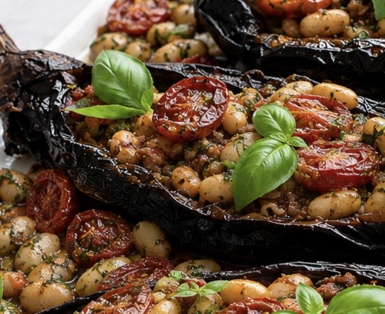 Geröstete Aubergine mit weißen Bohnen und Ofentomaten